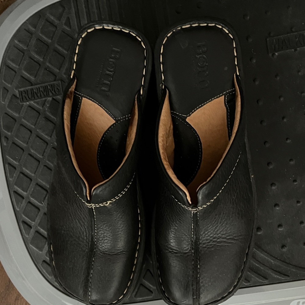 Premiere Manufacturer BORN Black Leather WOMEN’s Clogs